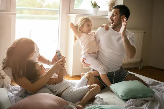Haus-Familie-Wohnen-Serie-23-6 Glückliche Familie spielt im Wohnzimmer
