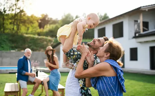 Haus-Familie-Wohnen-Serie-9-36 Haus mit Garten und Familie