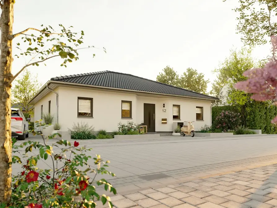 Winkelbungalow 108 mit hellem Fassadenputz, anthrazitfarbenem Walmdach und barrierearmem Hauseingang in gepflegtem Wohnumfeld.