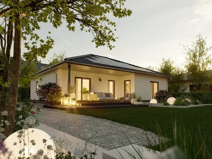 Winkelbungalow 108 am Abend mit beleuchteter Terrasse, gemütlicher Sitzecke und stimmungsvollem Licht im gepflegten Garten.