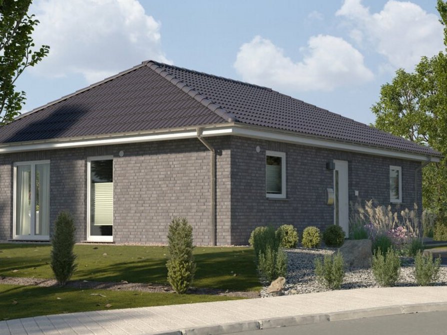 Der Bungalow 92 in der Variante Klinker Nr. 3 mit Blick von der Straße auf den Eingangsbereich mit Vorgarten und Seitenansicht mit bodentiefen Fenstern für ein helles und offenes Haus