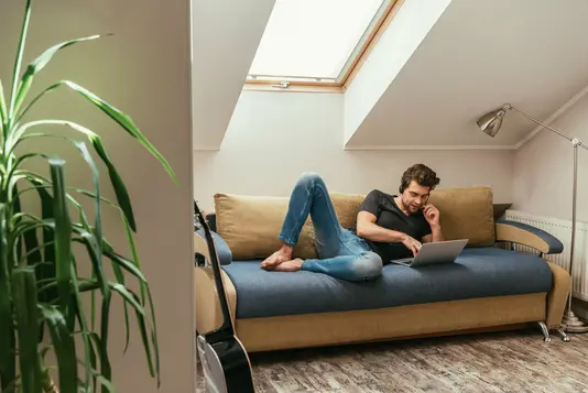 dachboden-dachgeschoss-ausbauen-wohnraum-menschen-02